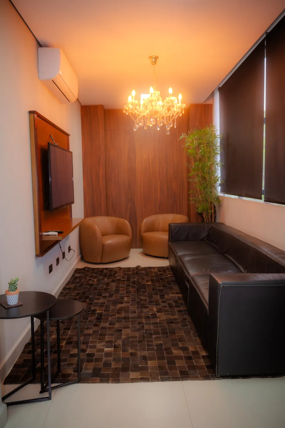 Sala de espera do escritório com poltronas, sofá e iluminação acolhedora